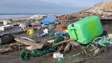 Zwerfafval op het strand
