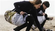 Mensen met juttas op het strand